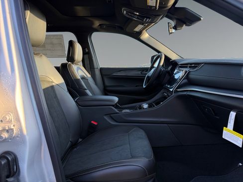 New 2025 Jeep Grand Cherokee L Altitude image 15