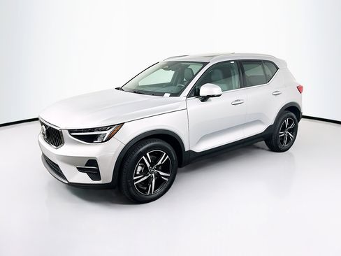Used 2025 Volvo XC40 B5 Core image 3