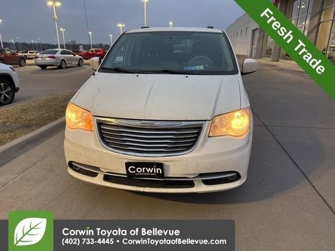 Used 2013 Chrysler Town & Country Touring image 9