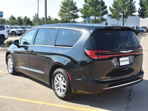 Used 2023 Chrysler Pacifica Touring-L FWD image 8