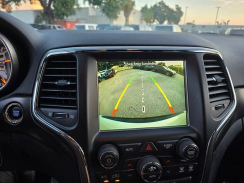 Certified 2018 Jeep Grand Cherokee Laredo AWD/4WD image 22