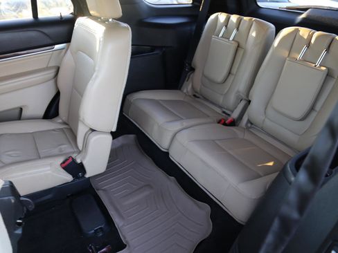 Used 2017 Ford Explorer Limited image 18
