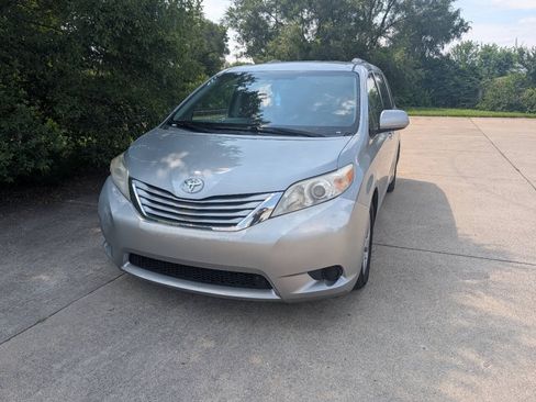 Used 2016 Toyota Sienna LE FWD image 1