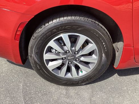 Used 2024 Chrysler Pacifica Select image 23