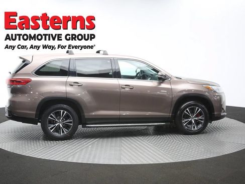 Used 2019 Toyota Highlander LE FWD image 43