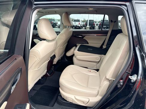 Used 2022 Toyota Highlander Limited image 24