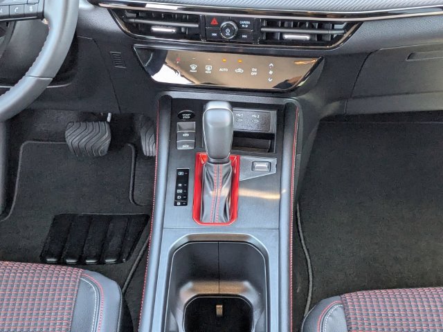 Used 2025 Nissan Kicks SR FWD image 18