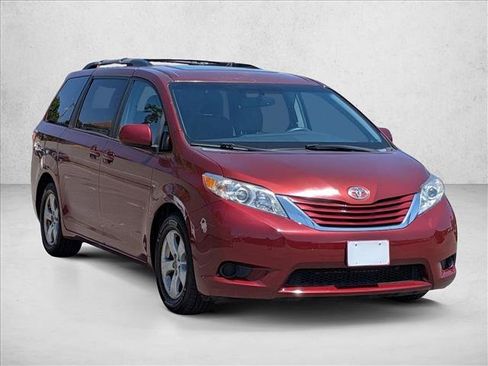 Used 2015 Toyota Sienna LE FWD image 3