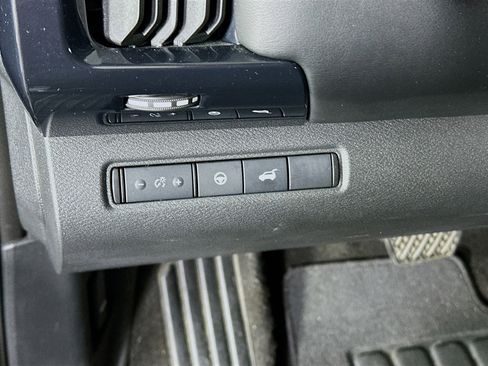 Used 2025 Nissan Pathfinder SV image 17