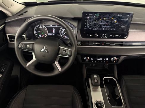 Used 2025 Mitsubishi Outlander SE FWD image 15