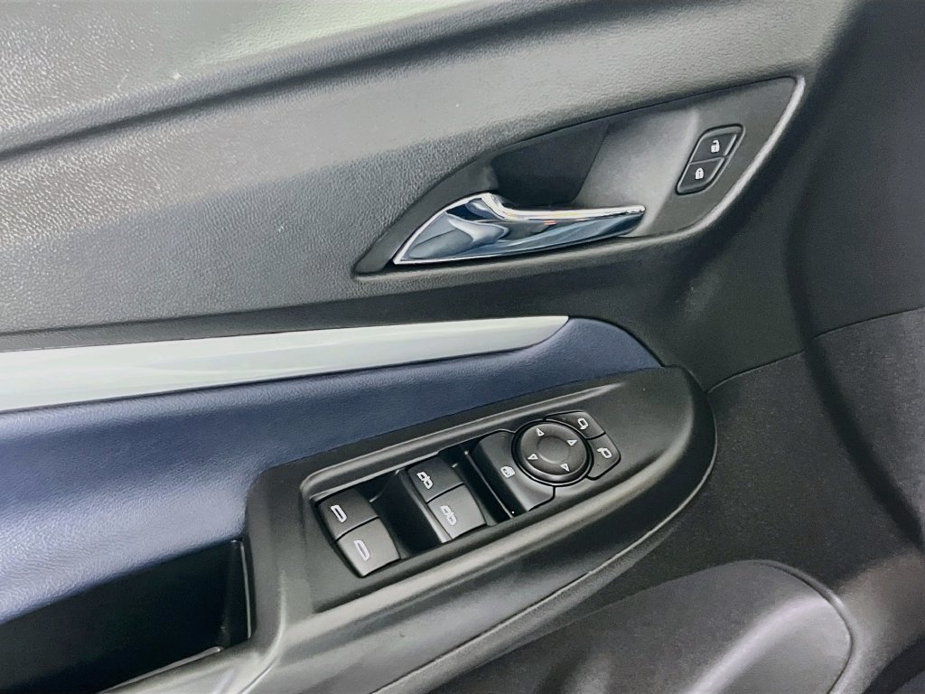 Used 2023 Chevrolet Bolt EUV Premier w/ Sun & Sound Package FWD image 10