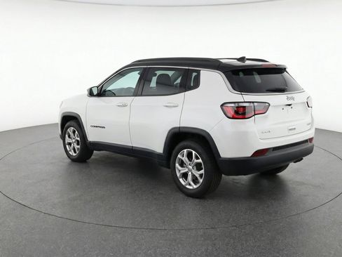 Used 2025 Jeep Compass Latitude AWD/4WD image 6