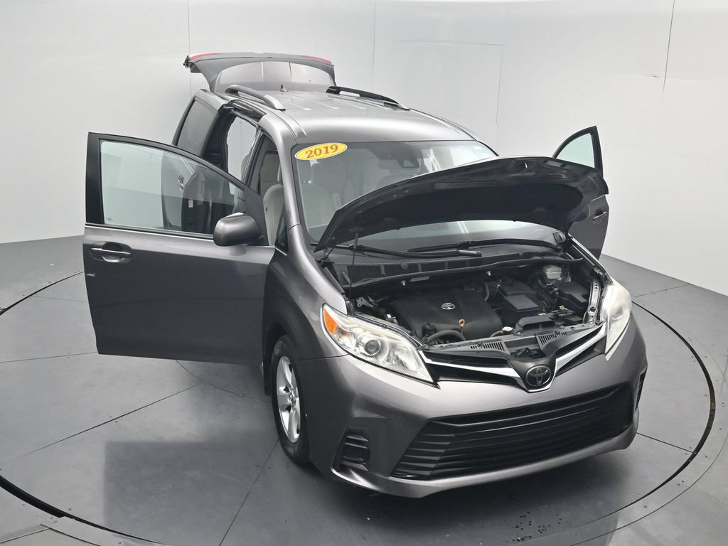 Used 2019 Toyota Sienna LE w/ Carpet Mat Package FWD image 47