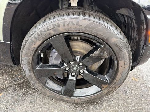 Used 2025 Land Rover Defender 110 X-Dynamic SE image 2