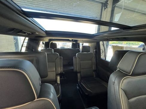 Used 2023 Chevrolet Suburban Premier AWD/4WD image 32