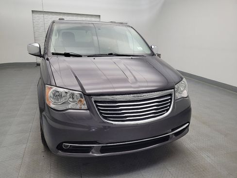 Used 2016 Chrysler Town & Country Limited image 14