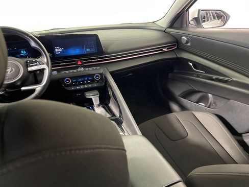 Certified 2025 Hyundai Elantra SEL FWD image 17