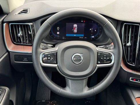 Used 2023 Volvo XC60 B5 Plus image 22