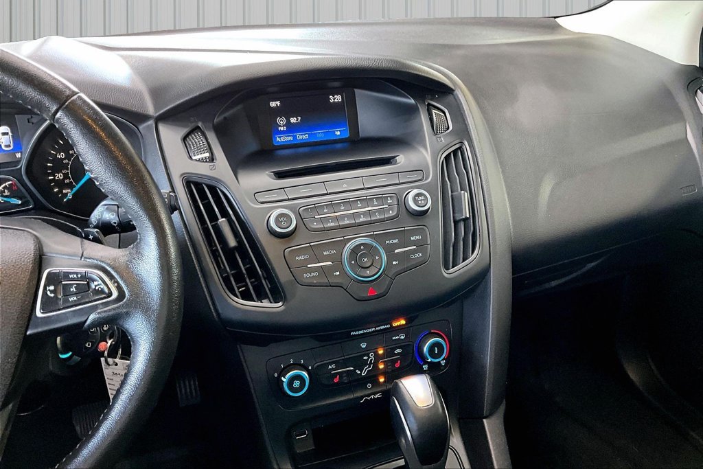 Used 2016 Ford Focus SE w/ SE Sport Package FWD image 9