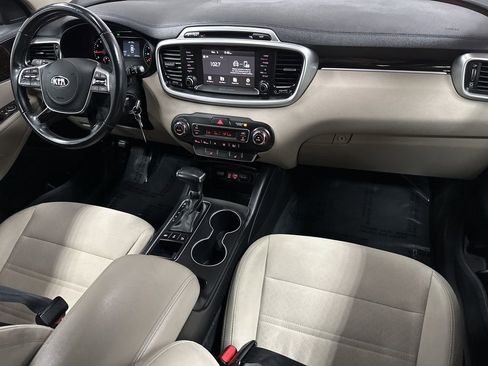 Used 2019 Kia Sorento LX w/ LX Convenience Package image 12