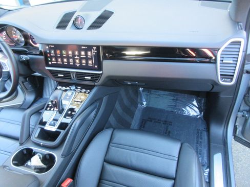 Used 2023 Porsche Cayenne image 32