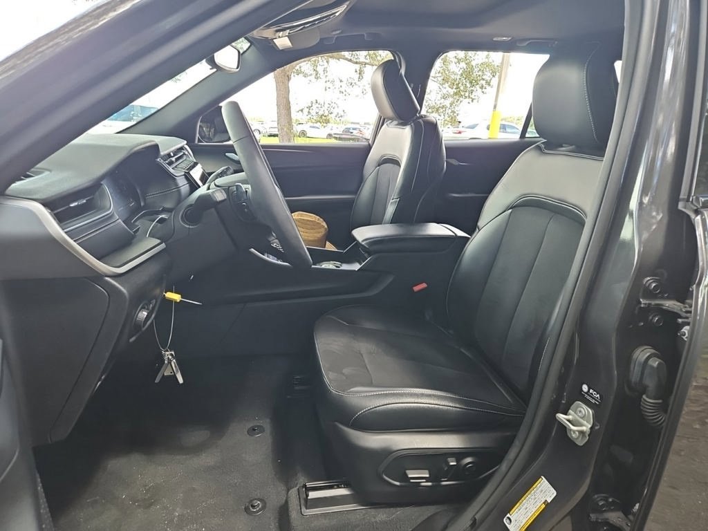 Used 2024 Jeep Grand Cherokee Altitude AWD/4WD image 12