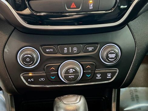 Used 2022 Jeep Cherokee Limited image 11