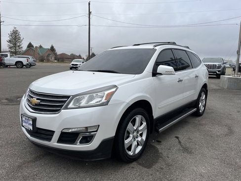 Used 2017 Chevrolet Traverse LT w/ Style and Technology Package image 3