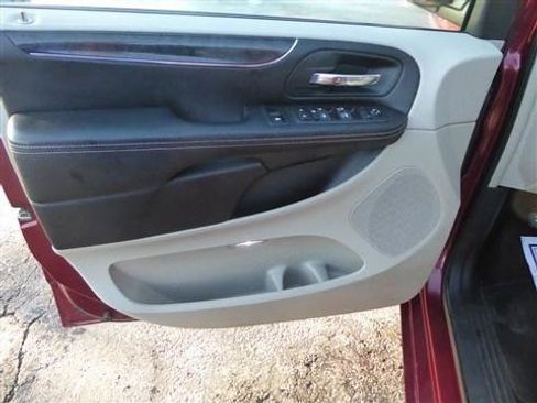 Used 2012 Chrysler Town & Country Touring-L w/ Entertainment Group #2 FWD image 9