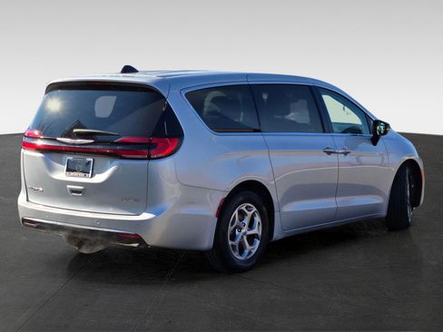 Used 2024 Chrysler Pacifica Limited image 5