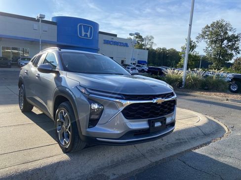 Used 2025 Chevrolet Trax LT w/ LT Convenience Package FWD image 2