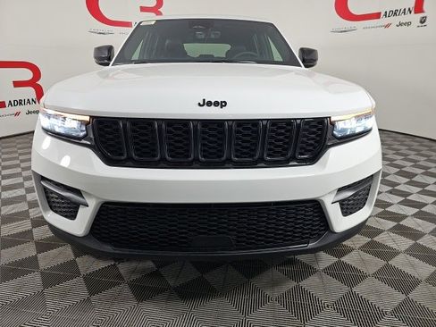 New 2025 Jeep Grand Cherokee 4WD image 2