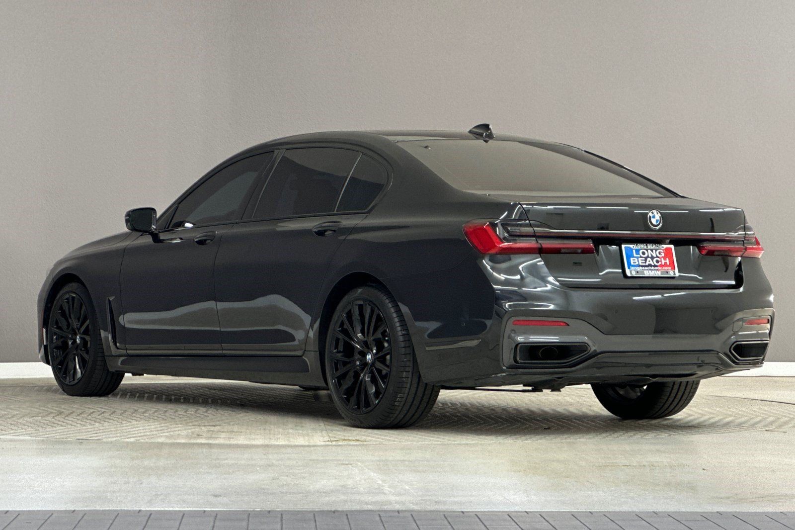 Used 2022 BMW 740i w/ M Sport Package RWD image 3