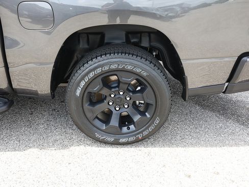 New 2026 RAM 1500 Express AWD/4WD image 3