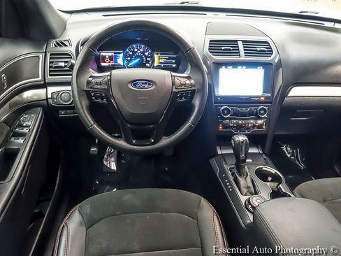 Used 2018 Ford Explorer XLT w/ Equipment Group 202A AWD/4WD image 17