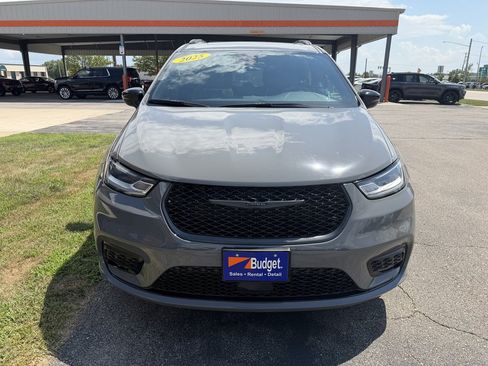 Used 2025 Chrysler Pacifica Limited FWD image 8