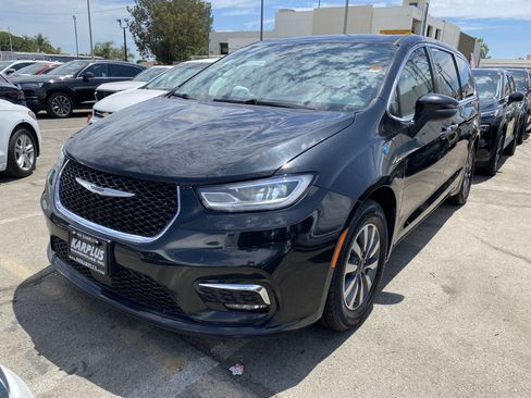 Used 2023 Chrysler Pacifica Touring-L FWD image 2