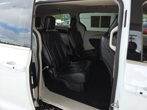 Used 2022 Chrysler Pacifica Touring-L image 45
