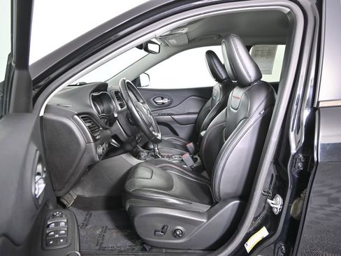 Used 2019 Jeep Cherokee Trailhawk image 21