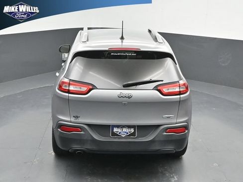 Used 2017 Jeep Cherokee Latitude FWD image 14