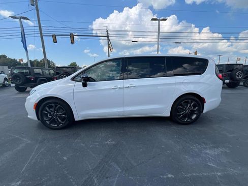 New 2026 Chrysler Pacifica Select image 4