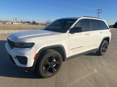 Used 2024 Jeep Grand Cherokee Altitude image 1