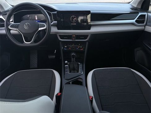 Certified 2025 Volkswagen Taos SE image 8