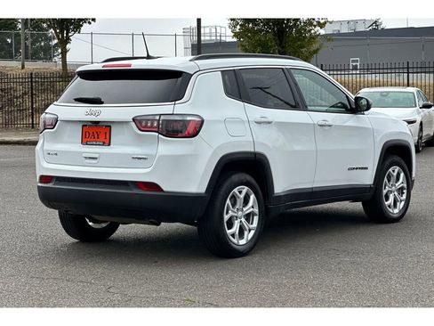 Used 2024 Jeep Compass Latitude image 5