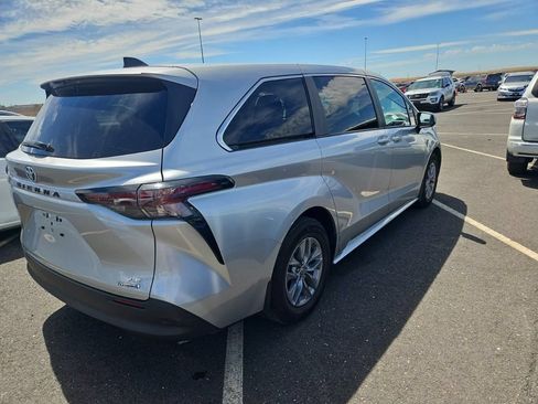 Used 2024 Toyota Sienna LE FWD image 2