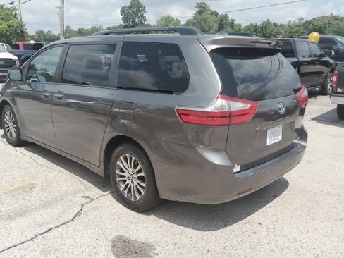Used 2018 Toyota Sienna XLE FWD image 3