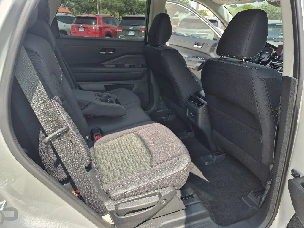 Used 2022 Nissan Pathfinder SV AWD/4WD image 19