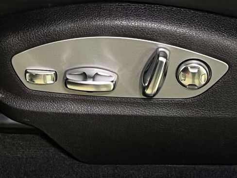 Certified 2025 Porsche Macan AWD/4WD image 18
