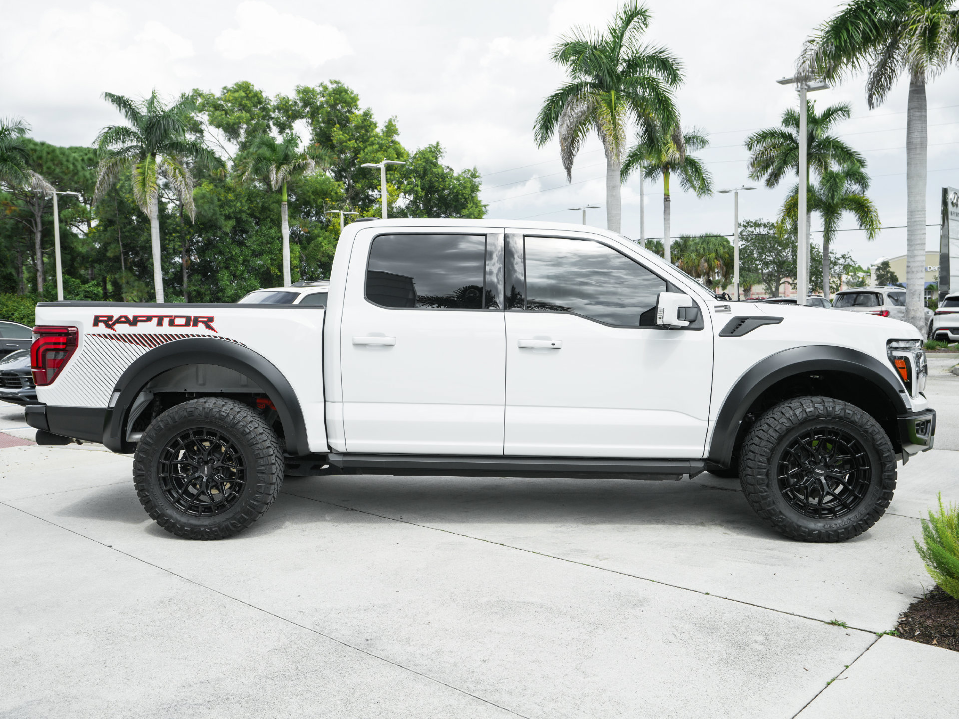 Used 2025 Ford F150 Raptor AWD/4WD image 29