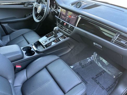 Certified 2025 Porsche Macan AWD/4WD image 17